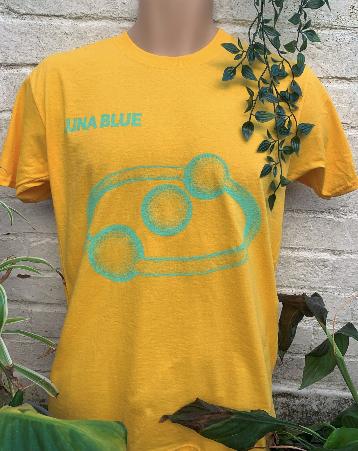 Yellow Tee Neon Blue Iris